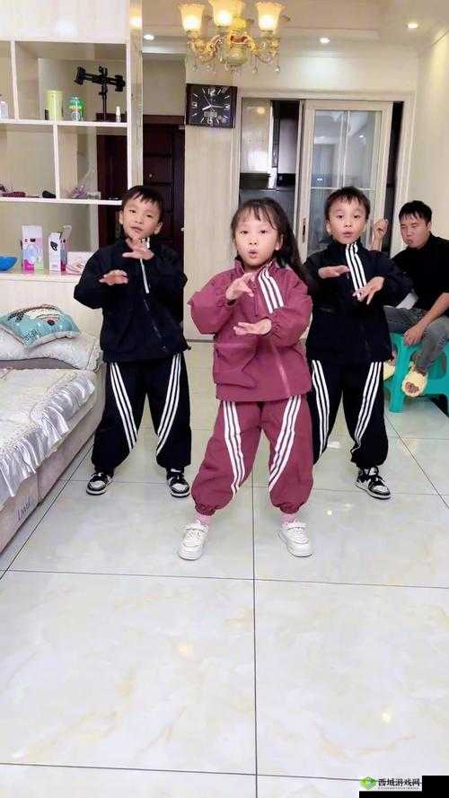 3个小孩上火舞表演精彩瞬间:萌娃舞动活力四射,家庭欢乐氛围爆棚
