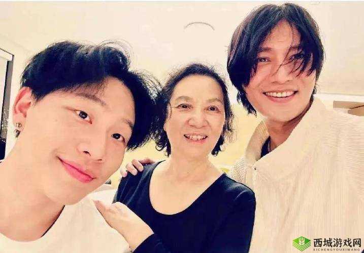 坤哥全家福照片曝光,温馨有爱令人羡慕