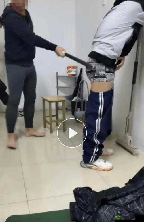 老师掀裙子打屁股调教事件引发热议:教育方式如何影响学生心理成长?