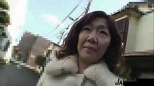 日本熟妇色 XXXXX 日本免费看:揭秘日本成人影片产业的秘密