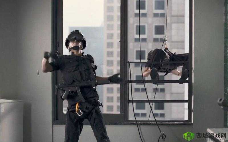 张警官玻璃窗视频：震撼揭秘警察的秘密武器竟然是这个？