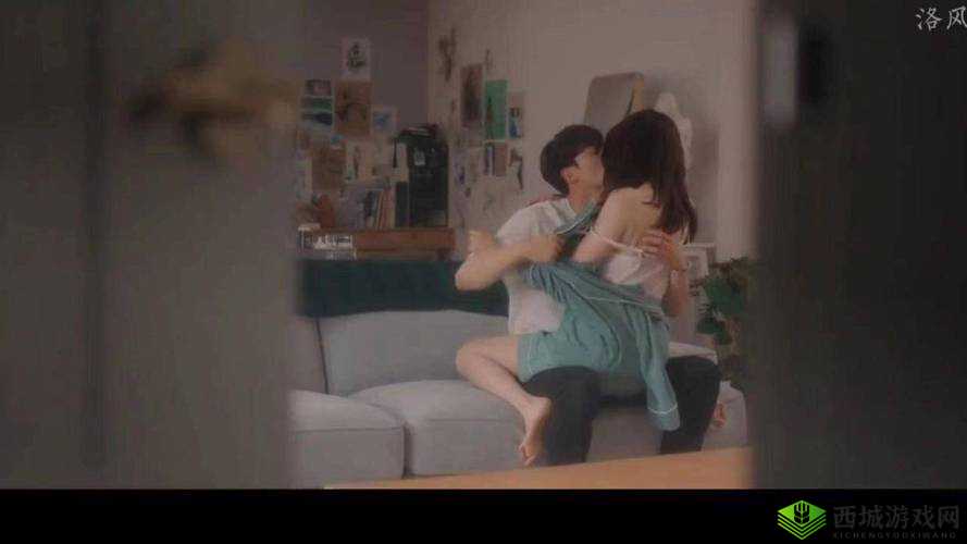 小破房里做羞羞的事被发现的视频曝光,这到底是怎么回事?众人热议