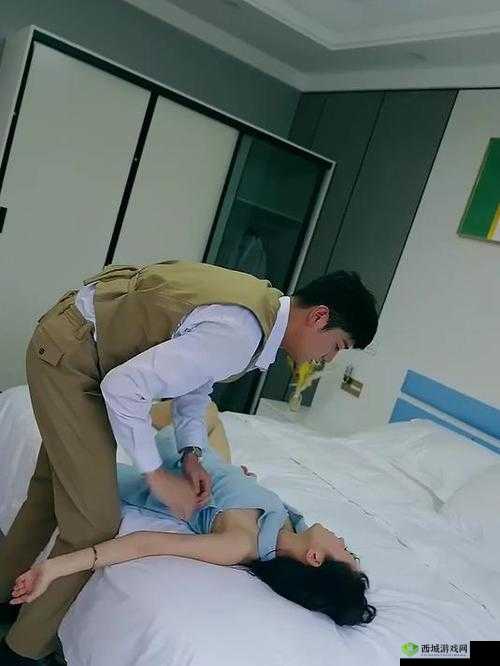 被下春药上课忍不住自慰:当春药失控的惊心课堂